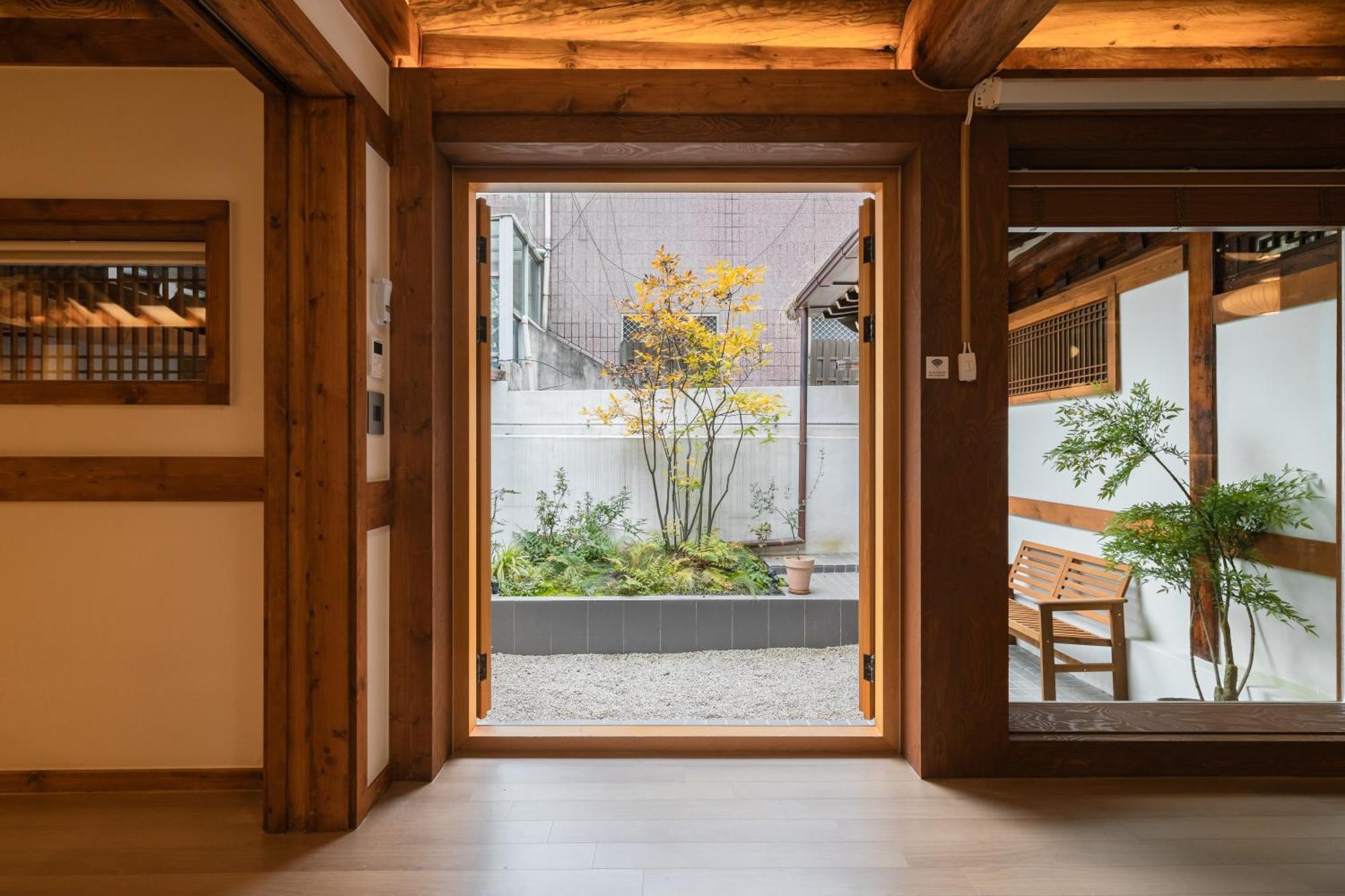 LUXURY HANOK WHISPERING GARDEN ::: COREA DEL SUD ::: CONFRONTA PREZZI